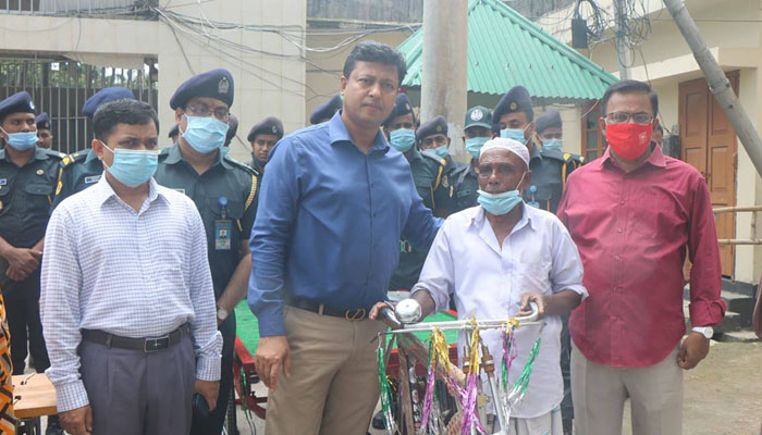 বরিশালে কারামুক্ত ৪ জনকে পুনর্বাসিত করলেন জেলা প্রশাসক