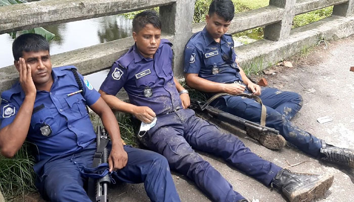 মাদারীপুরে আ’লীগের দুই গ্রুপে সংঘর্ষ, ৩ পুলিশসহ আহত ১৫