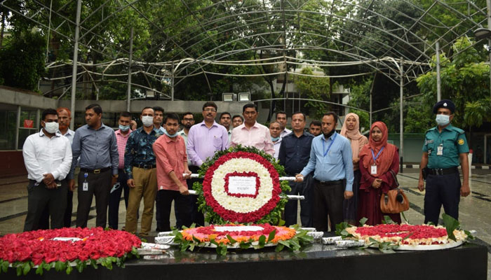 বঙ্গবন্ধুর ম্যুরালে ফুল দিয়ে শ্রদ্ধা জানালেন বিপিসির নব নিযুক্ত চেয়ারম্যান