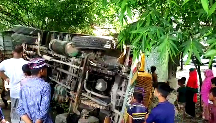বাগাতিপাড়ায় ট্রাক উল্টে শ্রমিক নিহত