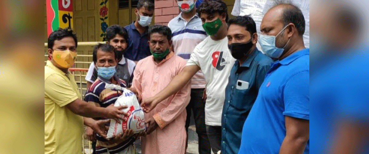 সালথায় যুবলীগ নেতাদের খাদ্যসামগ্রী বিতরণ সালথায় যুবলীগ নেতাদের খাদ্যসামগ্রী বিতরণ