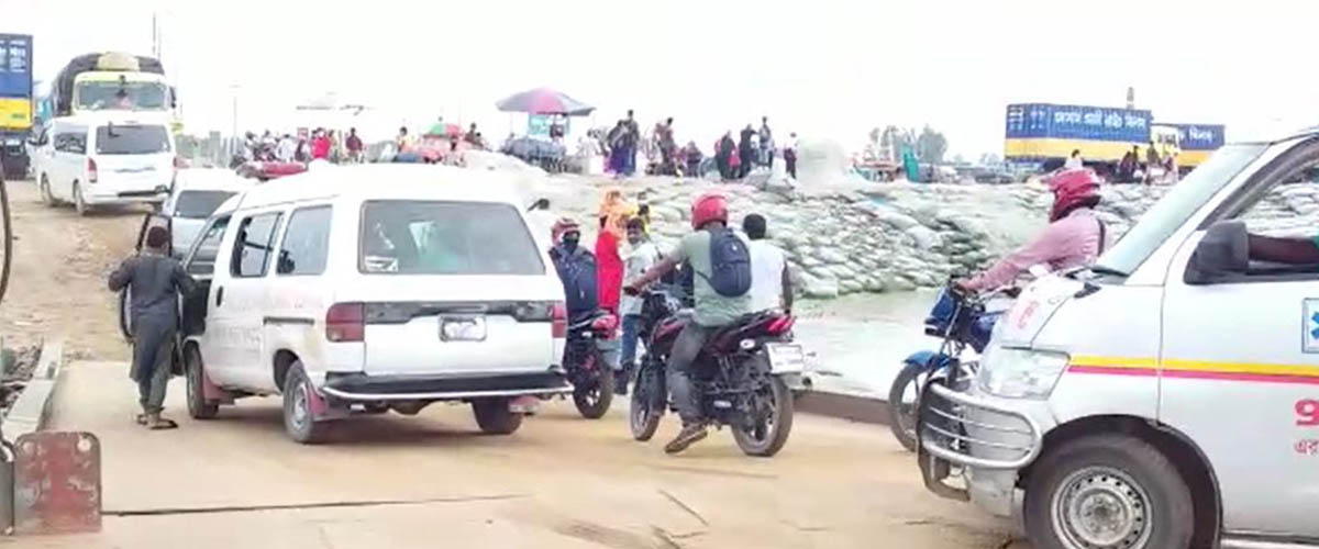 শিমুলিয়া ঘাটে দিনভর যাত্রী ও যানবাহনের ভিড় শিমুলিয়া ঘাটে দিনভর যাত্রী ও যানবাহনের ভিড়