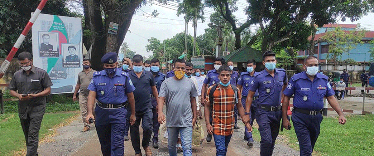 আড়াই বছর কারাবাসের পর ভারতে ফিরলেন তিনজন আড়াই বছর কারাবাসের পর ভারতে ফিরলেন তিনজন