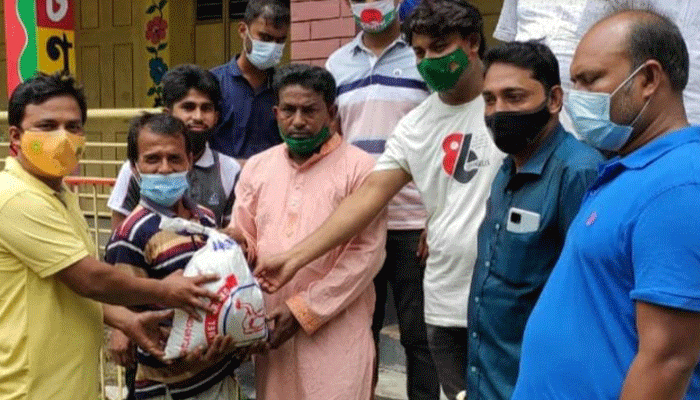 সালথায় যুবলীগ নেতাদের খাদ্যসামগ্রী বিতরণ