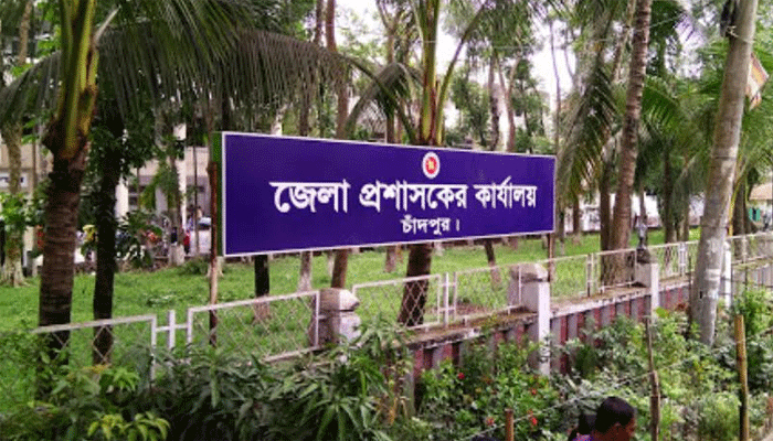করোনা মোকাবিলায় হিমশিম খাচ্ছে চাঁদপুর জেলা প্রশাসন