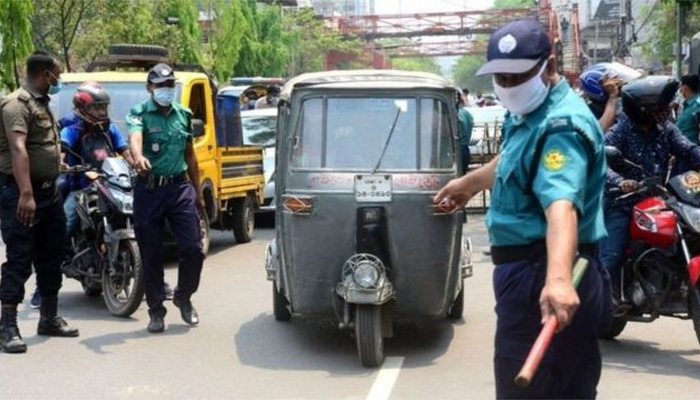 লকডাউনের দ্বিতীয় দিনে ঢাকায় গ্রেপ্তার ৩২০