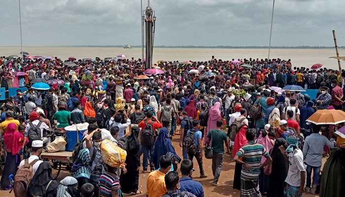 হেঁটে ভ্যানে ট্রাকে ঢাকায় ফিরছে মানুষ, নেই স্বাস্থ্যবিধি