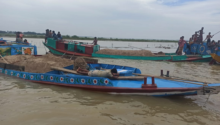 বাঁধ কেটে বাল্কহেড চালাত তারা, ৮ জনকে জরিমানা
