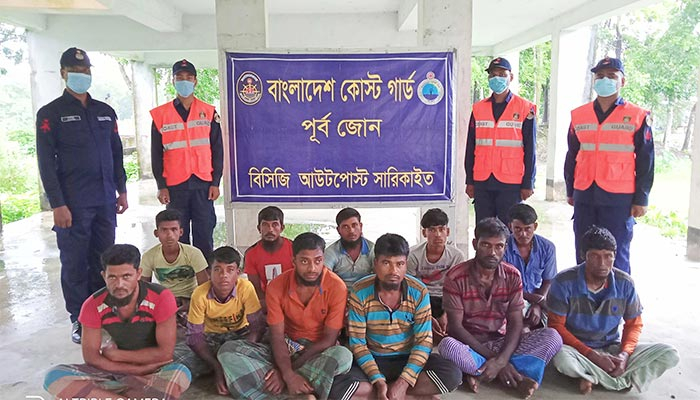 বঙ্গোপসাগরে ডুবতে থাকা নৌকা থেকে ১১ জেলেকে উদ্ধার