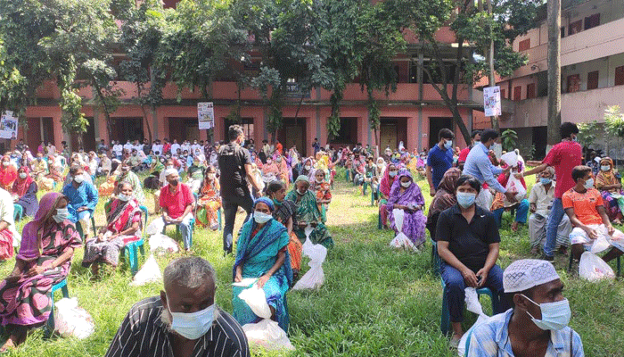 পুরান ঢাকার হাজার পরিবার পেল দক্ষিণ যুবলীগের ঈদ উপহার