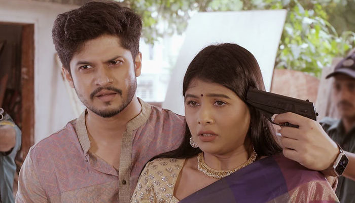 নিলয়-টয়ার সম্পর্কটা মূলত ’ব্লাকমেইলের’