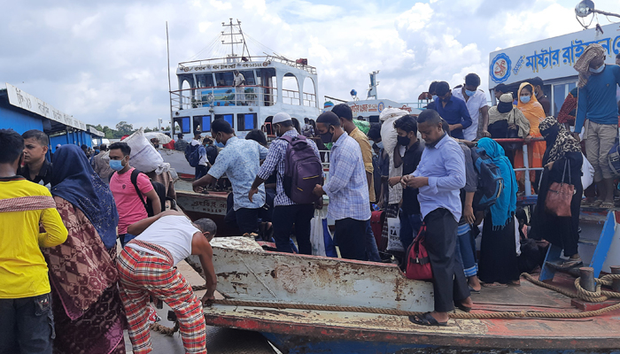 শিমুলিয়ায় যাত্রীর ভিড় বাড়ছে, তীব্র স্রোতে ফেরি পারাপারে বিলম্ব