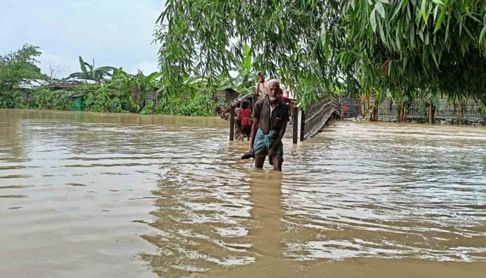 বৃষ্টিতে তলিয়ে গেছে রোহিঙ্গা শিবির