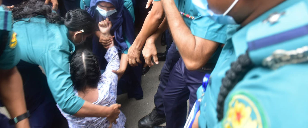 আদালত প্রাঙ্গণে পরীমণিকে নিয়ে টানাহেঁচড়া আদালত প্রাঙ্গণে পরীমণিকে নিয়ে টানাহেঁচড়া