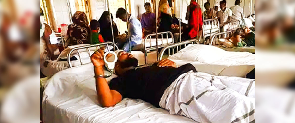 সড়কে আহত শিক্ষককে হাতকড়া পরিয়ে চিকিৎসা সড়কে আহত শিক্ষককে হাতকড়া পরিয়ে চিকিৎসা