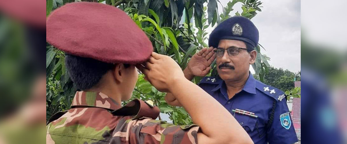 এসআই বাবা ও ক্যাপ্টেন মেয়ের স্যালুটের ছবি ভাইরাল এসআই বাবা ও ক্যাপ্টেন মেয়ের স্যালুটের ছবি ভাইরাল