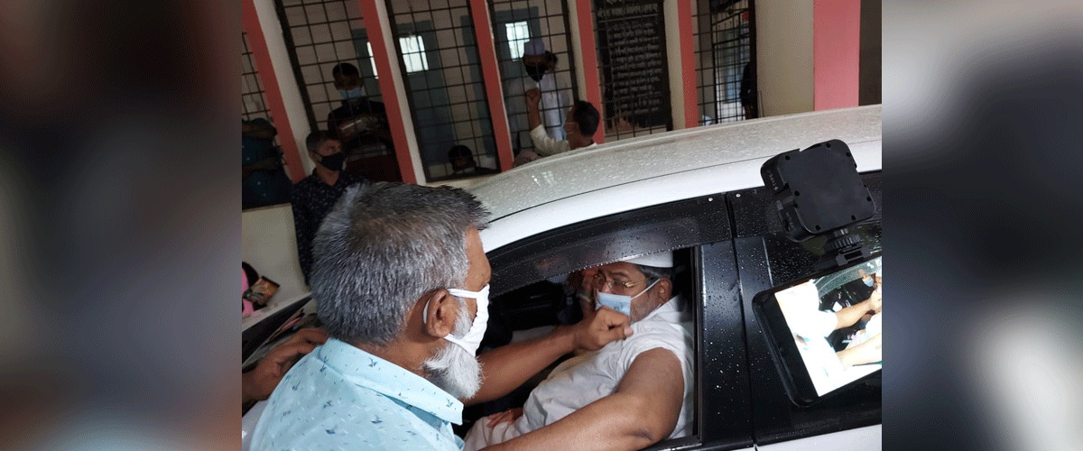 টিকা নিলেন হেফাজত আমীর জুনায়েদ বাবুনগরী টিকা নিলেন হেফাজত আমীর জুনায়েদ বাবুনগরী