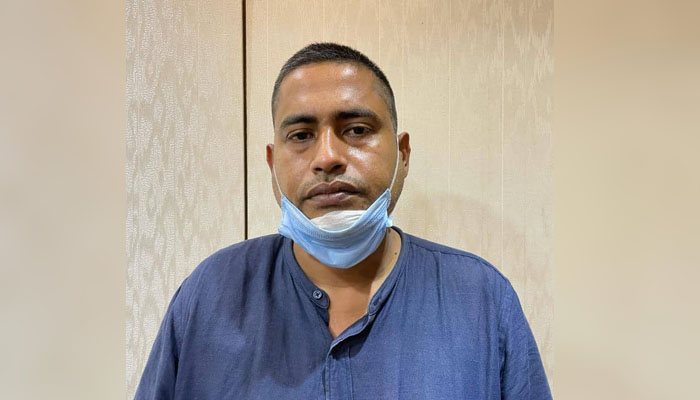 চাপাতি হাতে শ্বশুরবাড়িতে জামাই চাপাতি হাতে শ্বশুরবাড়িতে জামাই