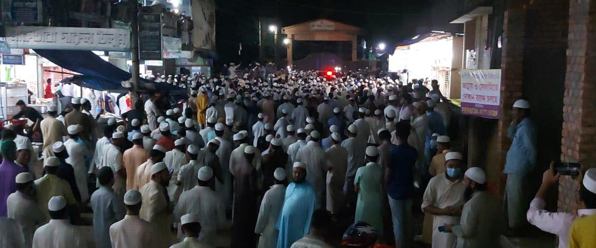 জুনায়েদ বাবুনগরীর দাফন সম্পন্ন জুনায়েদ বাবুনগরীর দাফন সম্পন্ন
