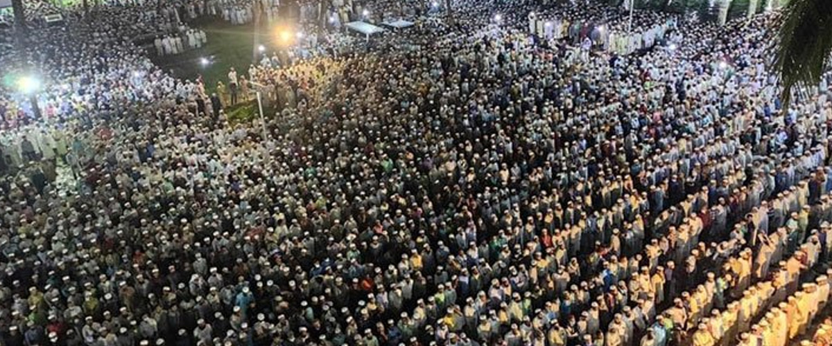 বাবুনগরীর জানাজা সম্পন্ন, দাফন নিয়ে মতবিরোধ বাবুনগরীর জানাজা সম্পন্ন, দাফন নিয়ে মতবিরোধ