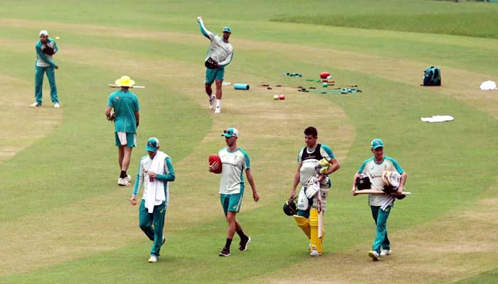 গ্যালারিতে ছক্কা গেলেই নতুন বলে খেলা