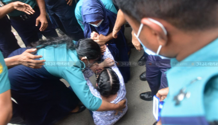 আদালত প্রাঙ্গণে পরীমণিকে নিয়ে টানাহেঁচড়া