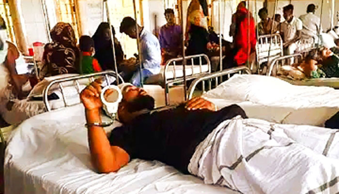 সড়কে আহত শিক্ষককে হাতকড়া পরিয়ে চিকিৎসা