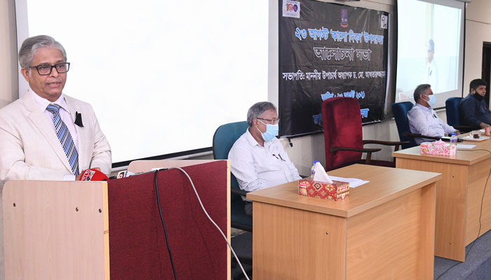 ইতিহাস থেকে শিক্ষা নিয়ে সামনে এগিয়ে যেতে হবে: উপাচার্য