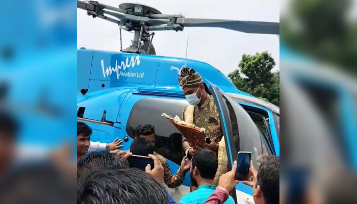 হেলিকপ্টারে চড়ে এলেন বর