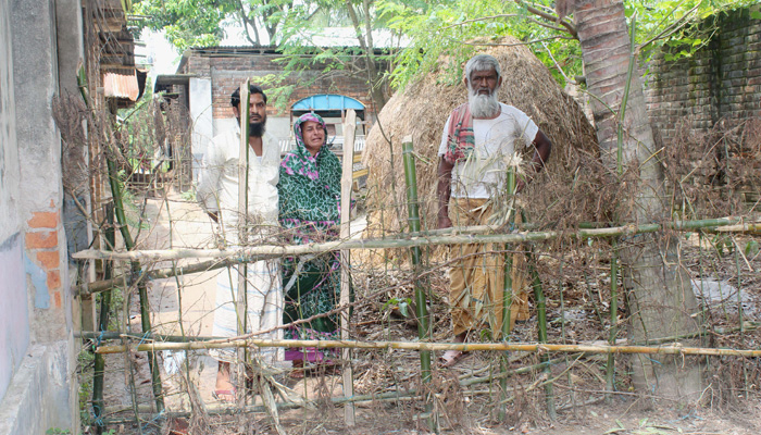 নওগাঁয় সাতদিন ধরে অবরুদ্ধ কৃষক পরিবার