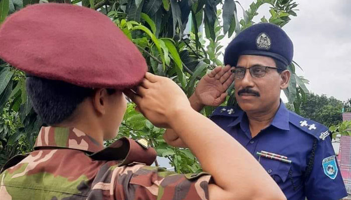 এসআই বাবা ও ক্যাপ্টেন মেয়ের স্যালুটের ছবি ভাইরাল