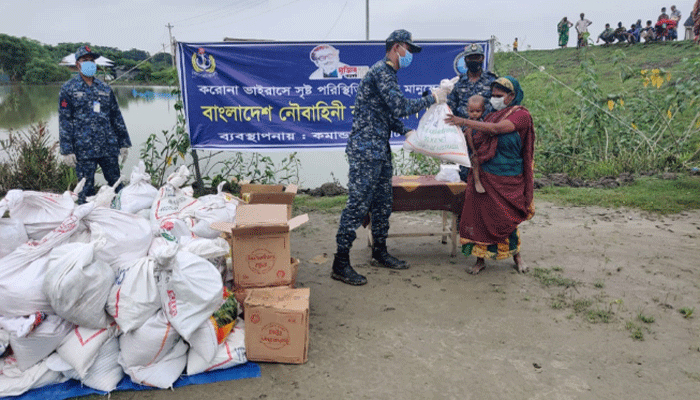 মংলা ও খুলনা অঞ্চলে নৌবাহিনীর ত্রাণ বিতরণ