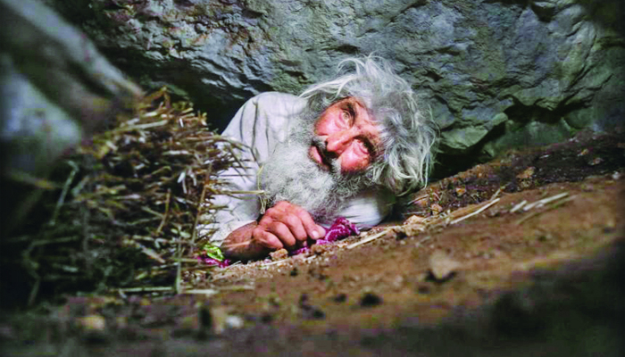 থাকেন গুহায়, খবর পেয়েই নিলেন টিকা