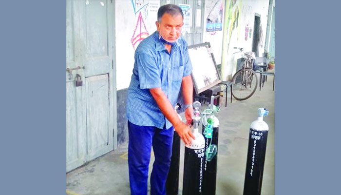 শ্বাসকষ্টে পাশে অধ্যক্ষের অক্সিজেন ব্যাংক