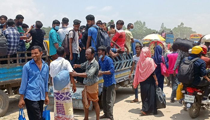 পাটুরিয়া-আরিচায় ঢাকায় ফেরা মানুষের ভিড়