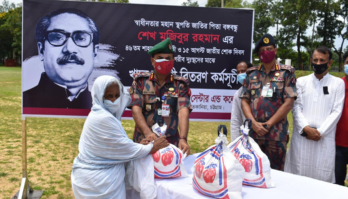 শোক দিবসে দুস্থদের মধ্যে খাদ্যসামগ্রী বিতরণ বিজিবির