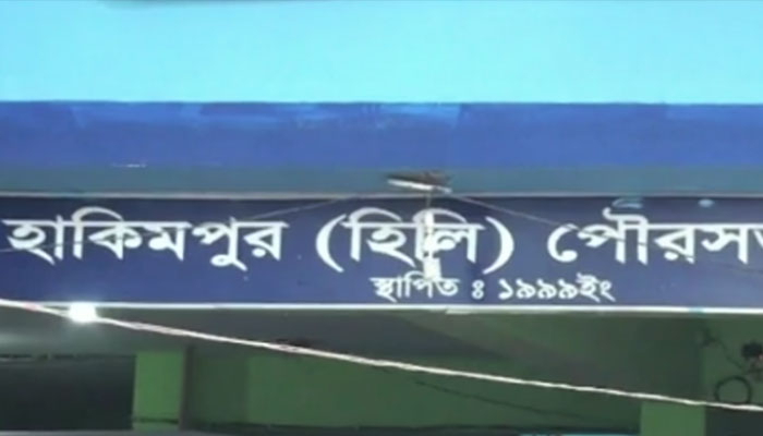 হিলি পৌরসভায় টিকা না নিলে বেতন বন্ধ