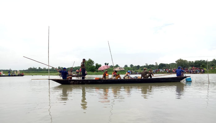 কুমিরটি উদ্ধারের চেষ্টা ব্যর্থ, আতঙ্কে এলাকাবাসী