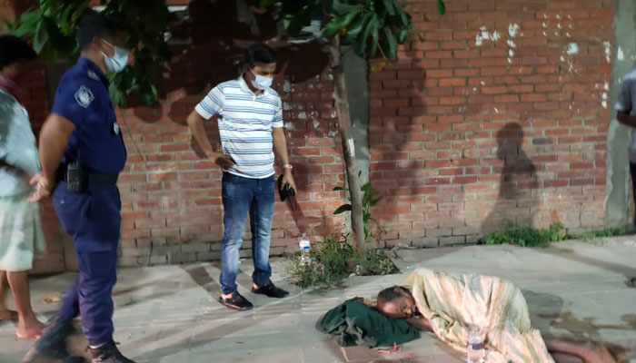 ফুটপাতে পড়ে থাকা অসুস্থ প্রতিবন্ধীর পাশে পুনাক