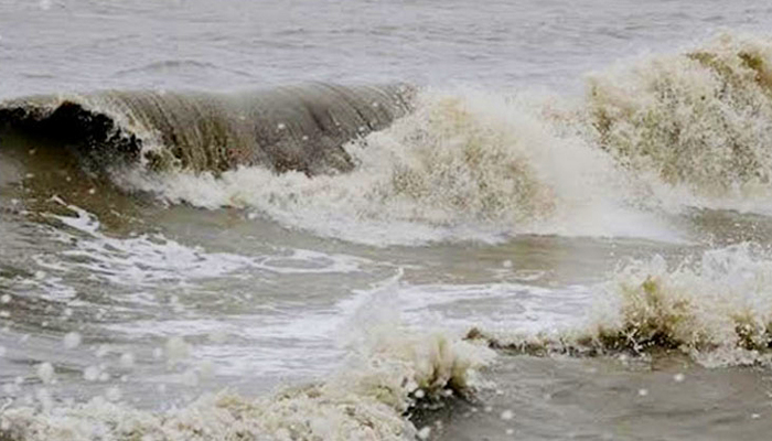 সাগরে দুই দিন ভাসতে থাকা ১৫ জেলে উদ্ধার