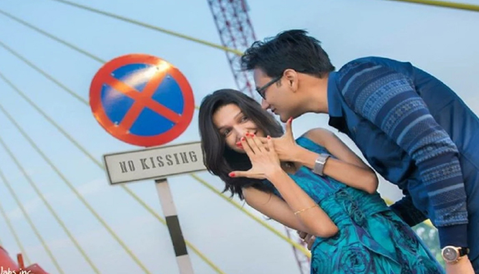 বাড়ির সামনে চুমু ঠেকাতে বিজ্ঞপ্তি