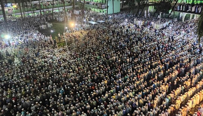 বাবুনগরীর জানাজা সম্পন্ন, দাফন নিয়ে মতবিরোধ