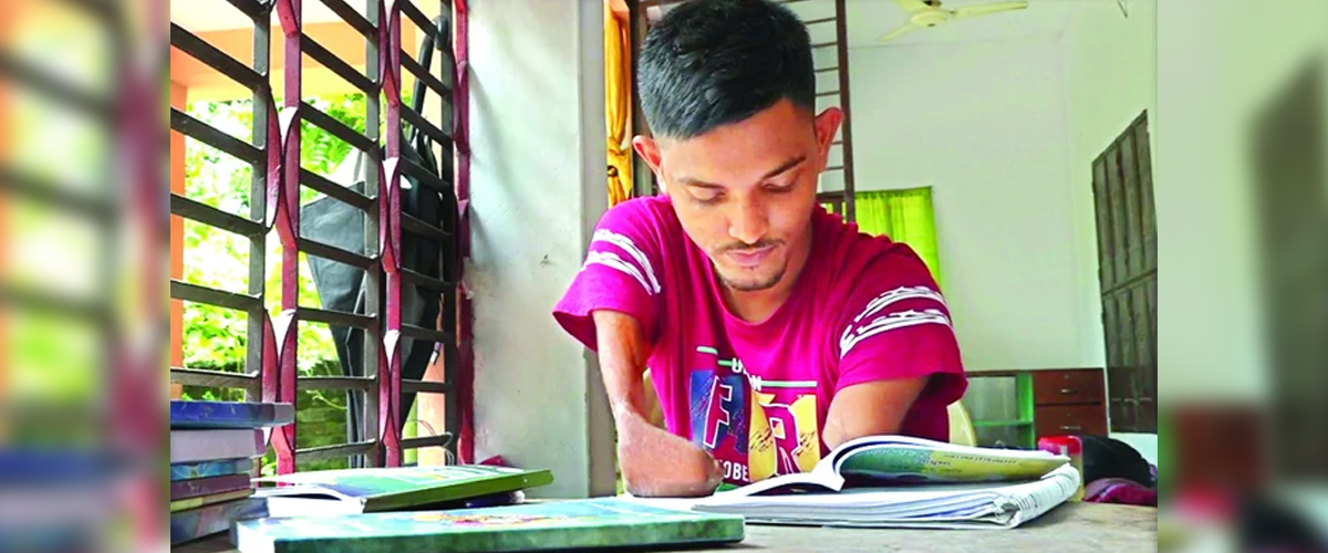 দুই হাত ছাড়াই এগিয়ে চলেছেন জাহিদুল দুই হাত ছাড়াই এগিয়ে চলেছেন জাহিদুল