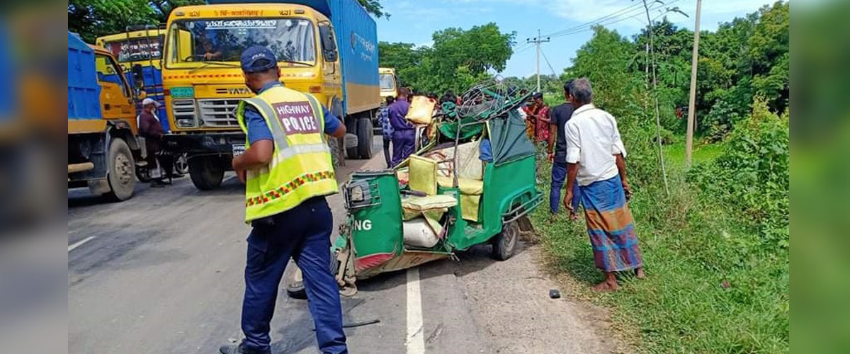 অটোরিকশায় বাসের ধাক্কা, প্রাণ গেলো ৪ জনের অটোরিকশায় বাসের ধাক্কা, প্রাণ গেলো ৪ জনের
