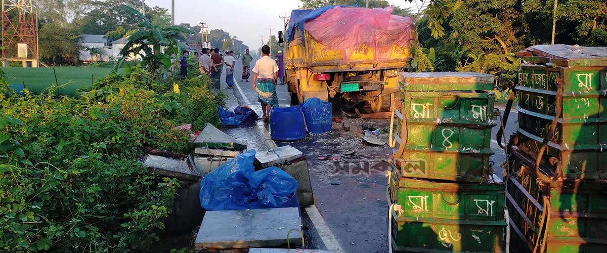 সড়কে দাঁড়িয়ে থাকা ট্রাকে পিকআপের ধাক্কা, নিহত ৩ সড়কে দাঁড়িয়ে থাকা ট্রাকে পিকআপের ধাক্কা, নিহত ৩