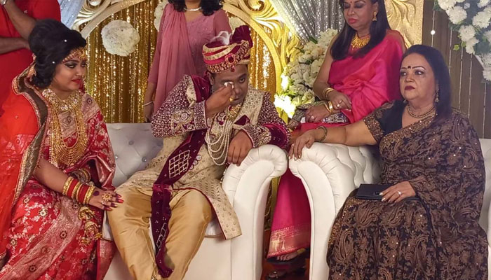 গুরু এন্ড্রু কিশোরকে মিস করে বিয়ের আসরে কাঁদলেন মোমিন