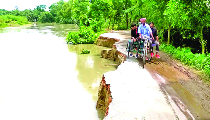 রাস্তা ভেঙে নদীতে চলাচলে দুর্ভোগ