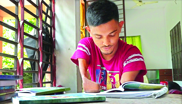 দুই হাত ছাড়াই এগিয়ে চলেছেন জাহিদুল