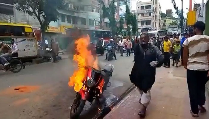 বারবার মামলায় ক্ষুব্ধ হয়ে নিজের মোটরসাইকেলে আগুন ধরিয়ে দিলেন চালক