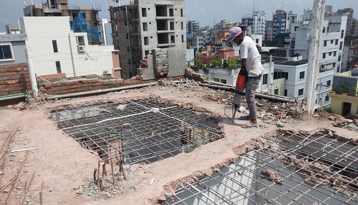 খুলনায় হেলে পড়া ঝুঁকিপূর্ণ ভবন ভাঙা শুরু